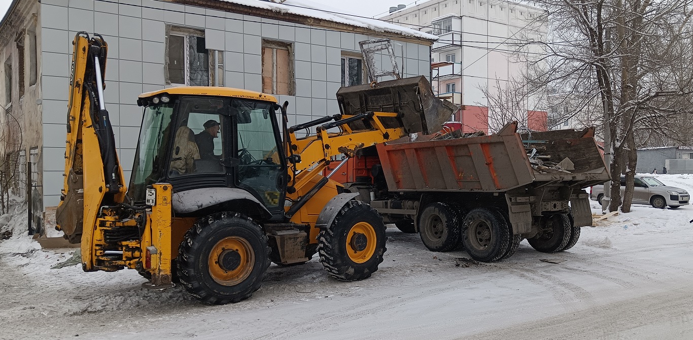 Уборка и вывоз строительного мусора, ТБО с помощью экскаватора и самосвала в Красноярске