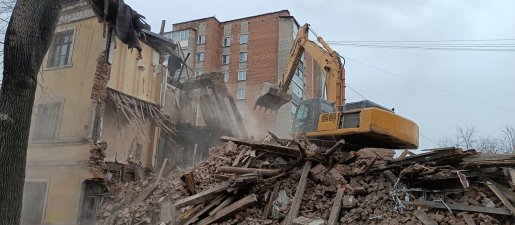 Промышленный снос и демонтаж зданий спецтехникой стоимость услуг и где заказать - Красноярск